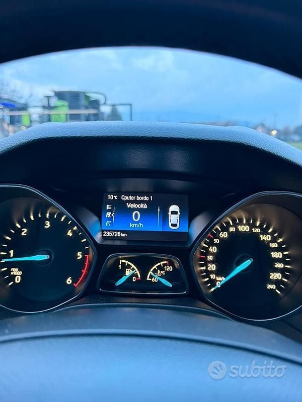 Usata Ford Focus 120 CV (88 kW) 2015 Grigio Station wagon