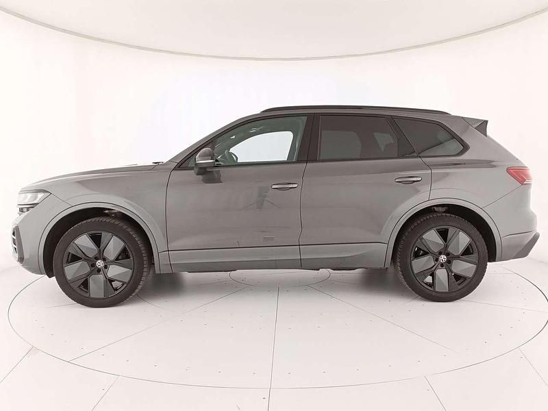 Usata VW Touareg R-line 231 CV (169 kW) 2024 Silicon grey metallizzato SUV