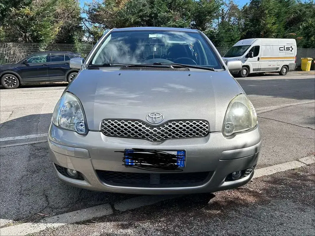 Usata Toyota Yaris 65 CV (47 kW) 2004 Argento Utilitaria