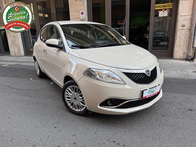 Usata Lancia Ypsilon Platinum 95 CV (69 kW) 2016 Beige Utilitaria
