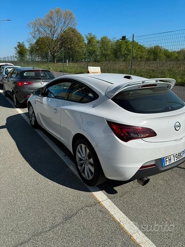 Usata Opel Astra GTC 140 CV (102 kW) 2017 Bianco Coupé