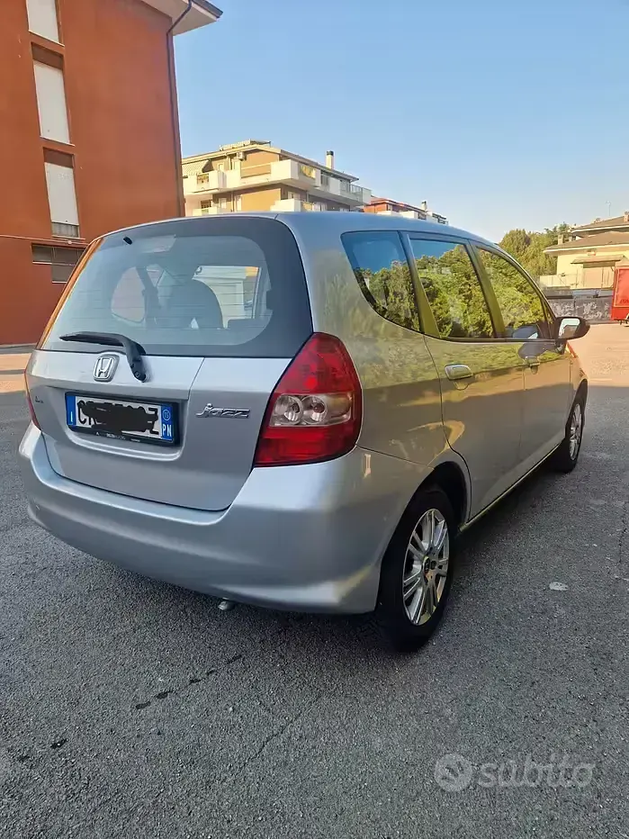 Usata Honda Jazz 83 CV (61 kW) 2005 Grigio Utilitaria