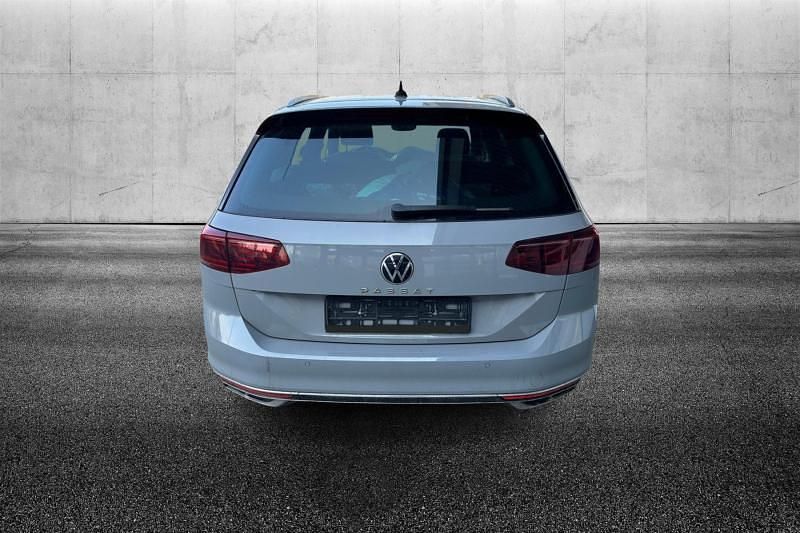 Usata VW Passat Executive 200 CV (147 kW) 2023 Grigio pastello Station wagon