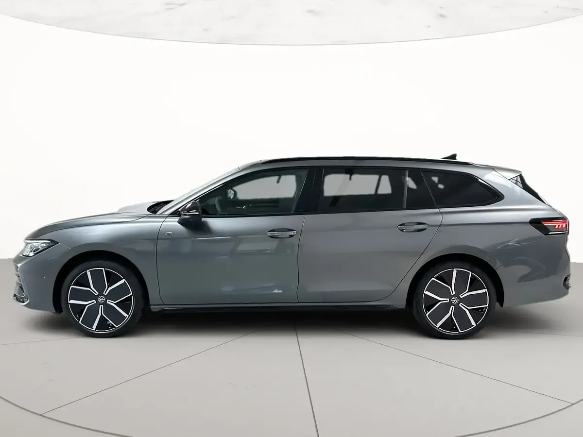 Nuova VW Passat R-line Plus 150 CV (110 kW) 2026 Diabase grey metallizzato Station wagon