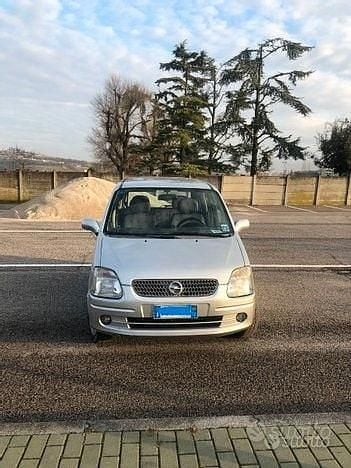 Usata Opel Agila 75 CV (55 kW) 2001 Grigio Utilitaria