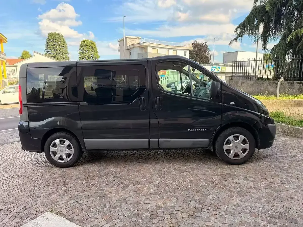 Usata Renault Trafic 114 CV (83 kW) 2012 Grigio Monovolume