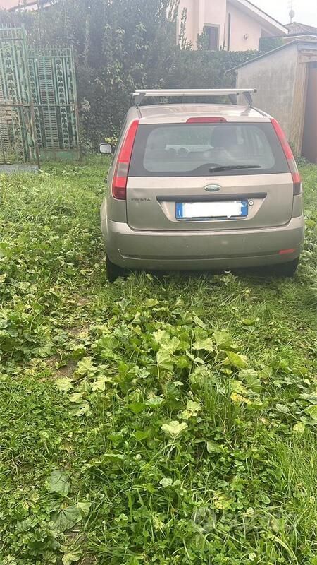 Grigio Usata 2003 Ford Fiesta Due volumi | 900 € (Super prezzo) - Immagine 1/3