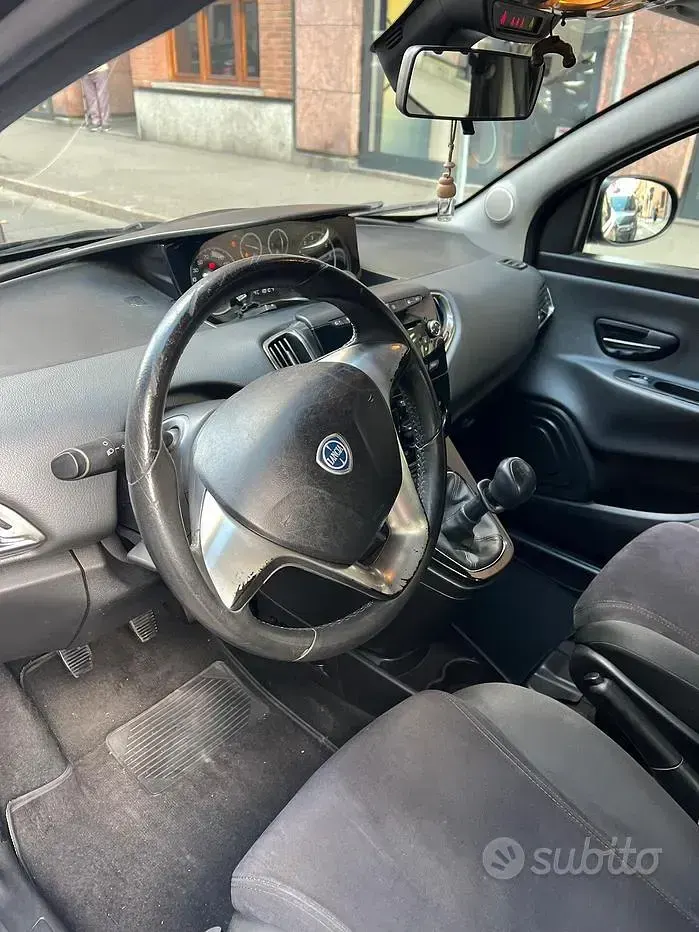 Usata Lancia Ypsilon 69 CV (50 kW) 2013 Bluazzurro Utilitaria