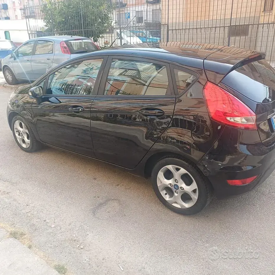 Usata Ford Fiesta Titanium 70 CV (51 kW) 2012 Nero Berlina