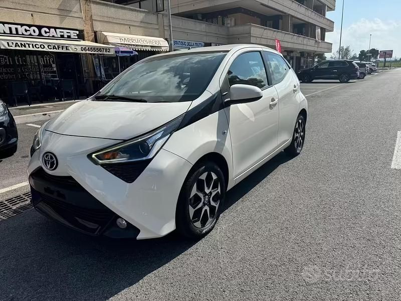 Usata Toyota Aygo X-play 72 CV (52 kW) 2019 Bianco Utilitaria