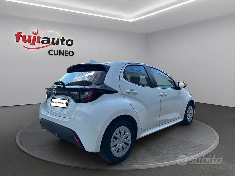 Usata Toyota Yaris Hybrid Active 116 CV (85 kW) 2022 Super white Utilitaria