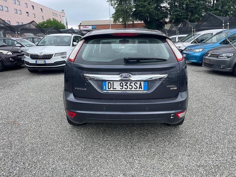 Käytetty Ford Focus 110 HP (80 kW) 2008 Sininen Sedan