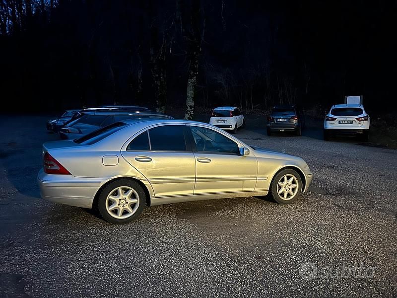 Usata Mercedes C220 Elegance 143 CV (105 kW) 2003 Grigio Berlina