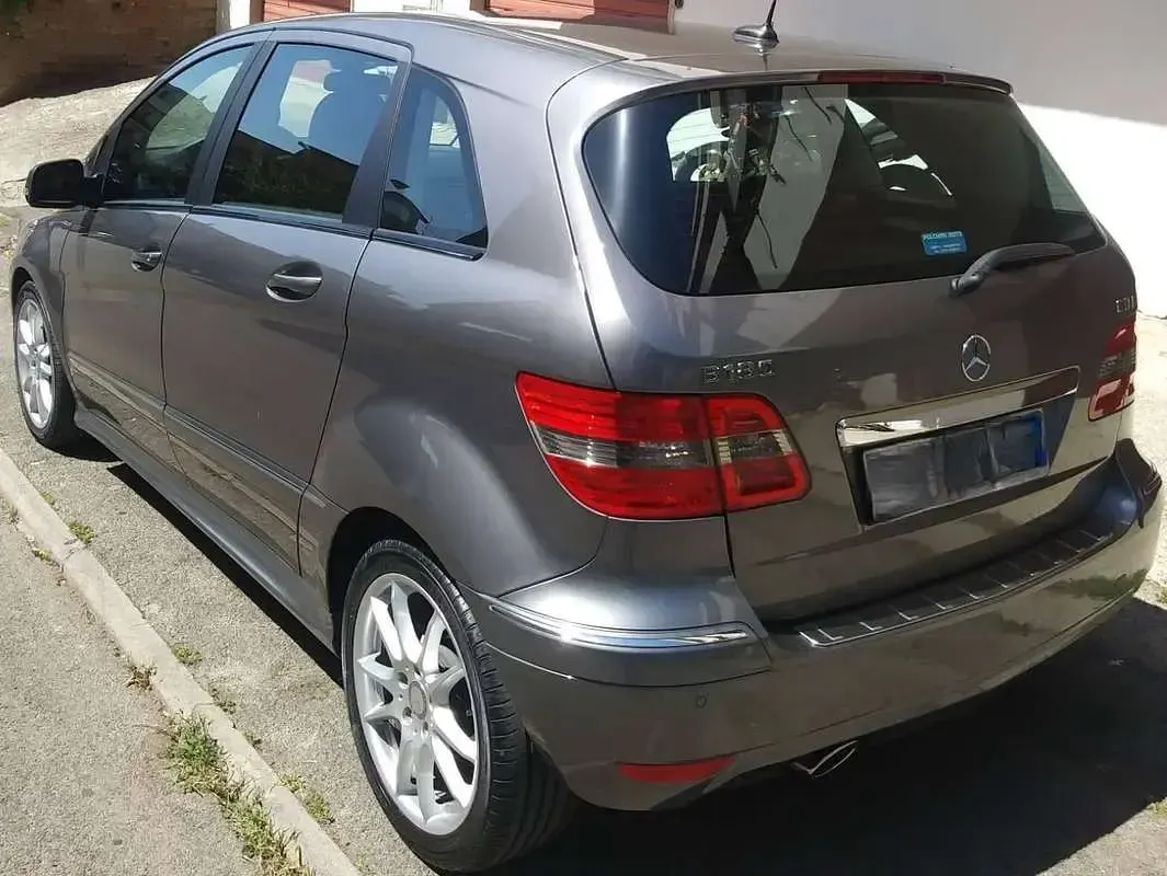 Usata Mercedes B180 Executive 109 CV (80 kW) 2011 Grigio Utilitaria