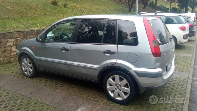 Grigio Usata 2005 Ford Fusion Due volumi | 900 € (Buon prezzo) - Immagine 1/4