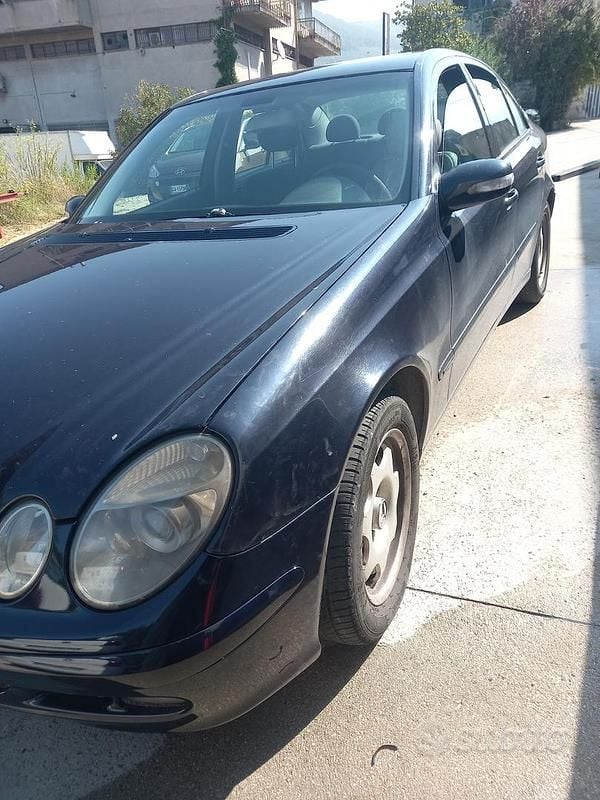 Usata Mercedes E220 150 CV (110 kW) 2003 Blu Berlina
