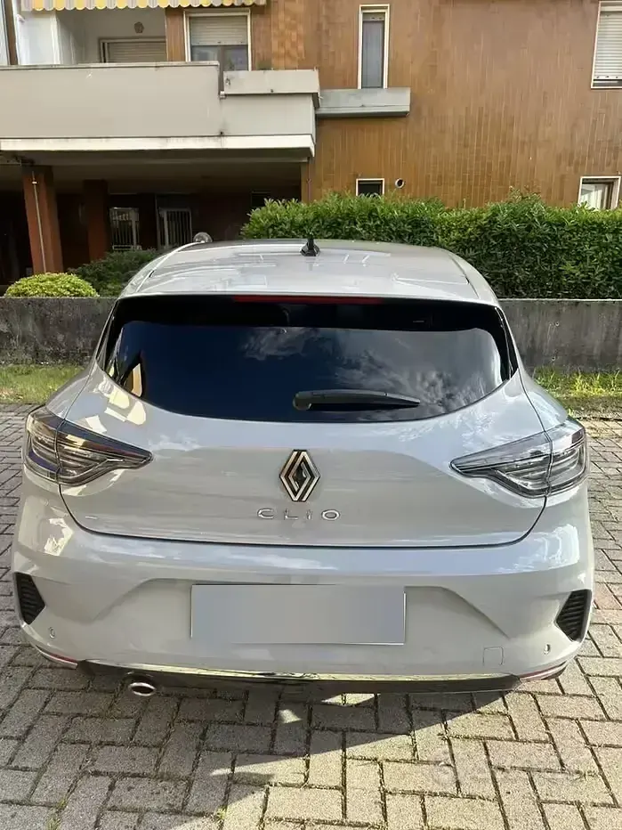 Käytetty Renault Clio V 101 HP (74 kW) 2024 Sedan