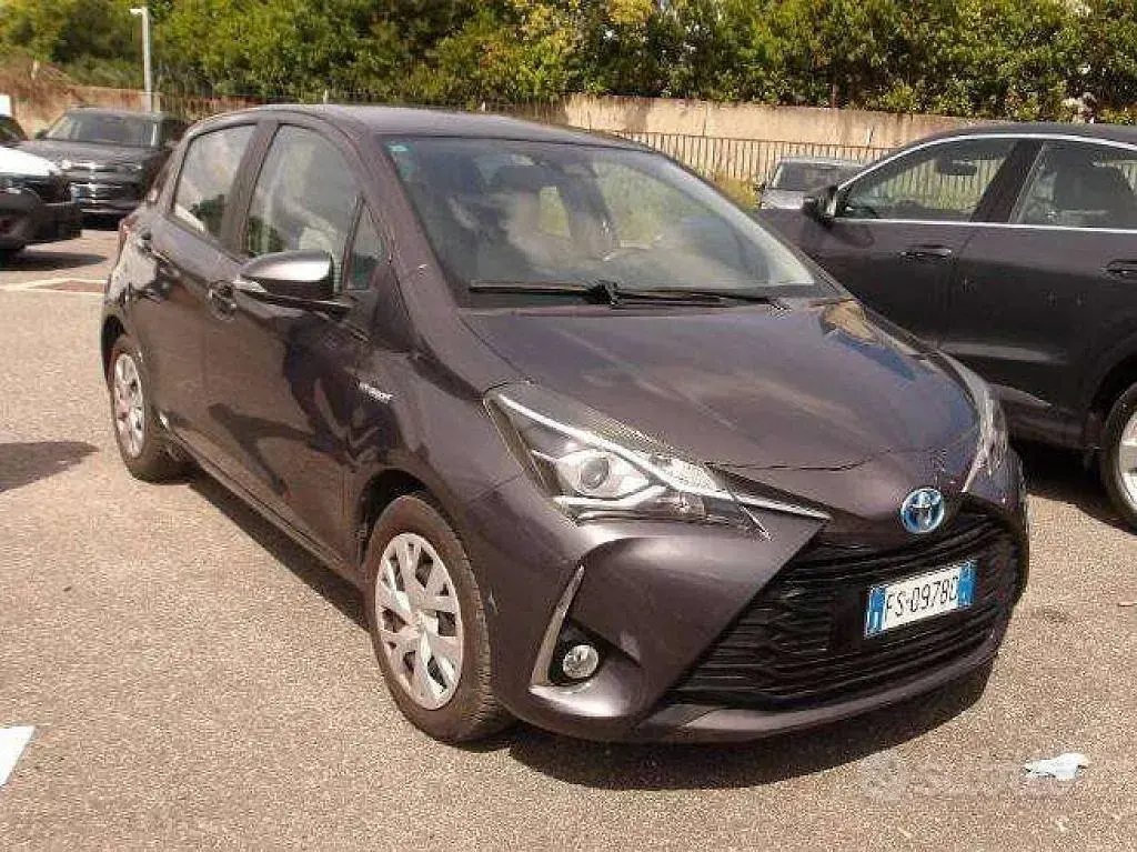Gebraucht Toyota Yaris Hybrid Business Edition 73 PS (53 kW) 2018 Grau Limousine