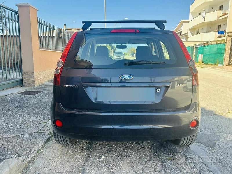 Usata Ford Fiesta 68 CV (50 kW) 2008 Grigio Utilitaria