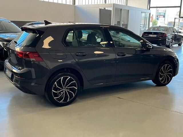 Usata VW Golf VIII Life 110 CV (80 kW) 2024 Grigio Berlina