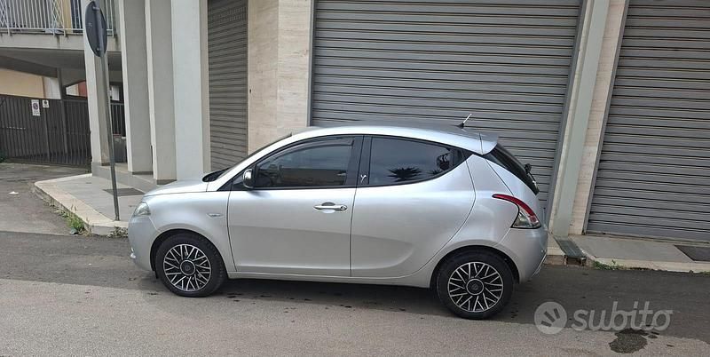 Usata Lancia Ypsilon 95 CV (69 kW) 2016 Grigio Utilitaria