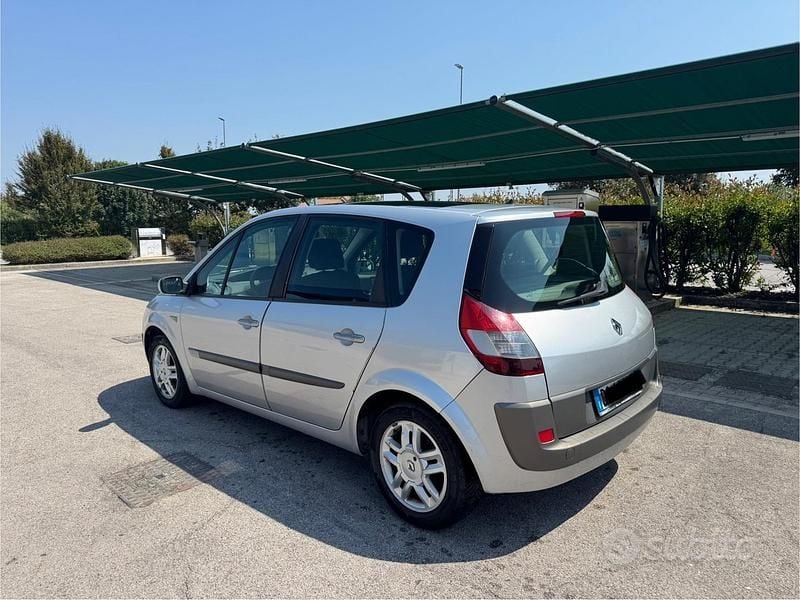 Usata Renault Scénic II 105 CV (77 kW) 2006 Grigio Monovolume