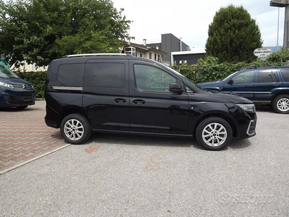 Usata Ford Tourneo Connect Titanium 122 CV (89 kW) 2024 Nero Monovolume