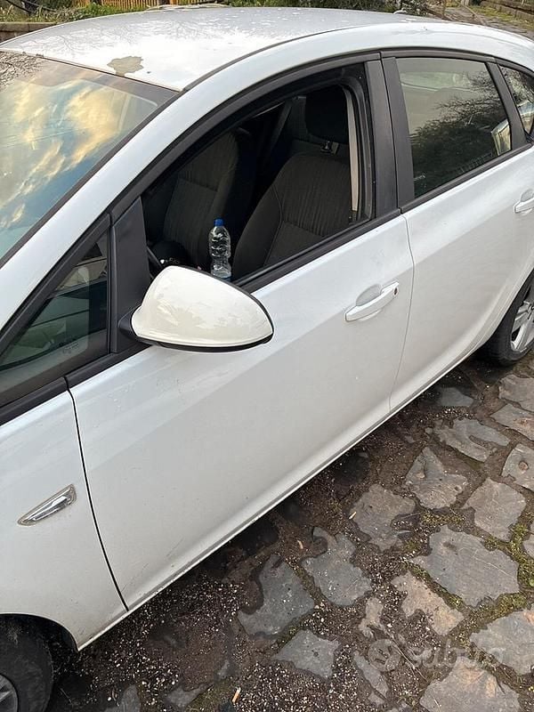 Usata Opel Astra 110 CV (80 kW) 2012 Bianco Berlina