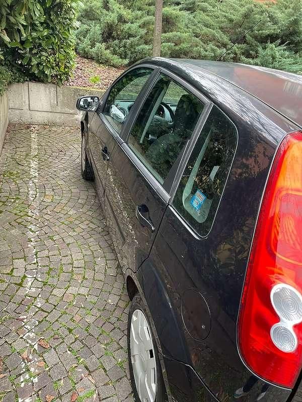 Usata Ford Fiesta Ghia 75 CV (55 kW) 2007 Blu/azzurro Berlina