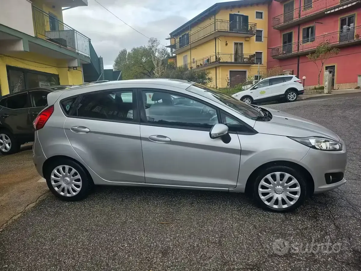 Usata Ford Fiesta 75 CV (55 kW) 2016 Grigio Utilitaria
