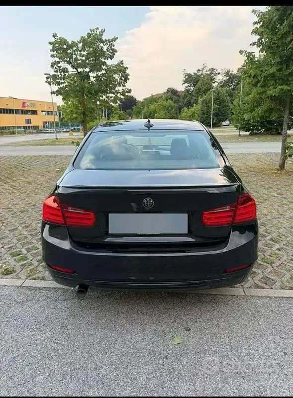 Usata BMW 318 Sport Line 143 CV (105 kW) 2012 Nero Berlina