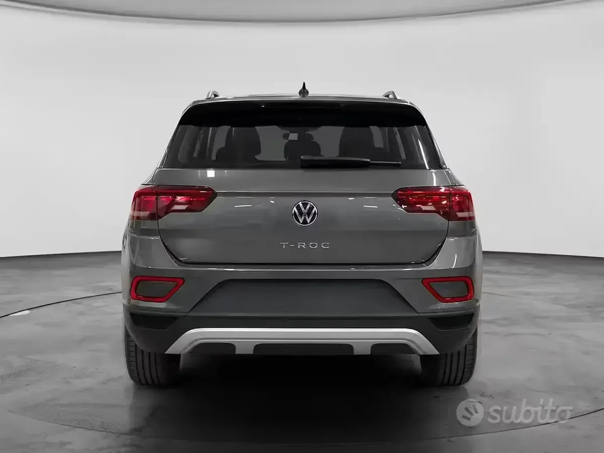 Usata VW T-Roc Life 116 CV (85 kW) 2023 Grigio scuro SUV
