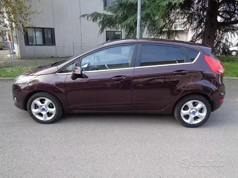 Usata Ford Fiesta 82 CV (60 kW) 2011 Marrone Utilitaria