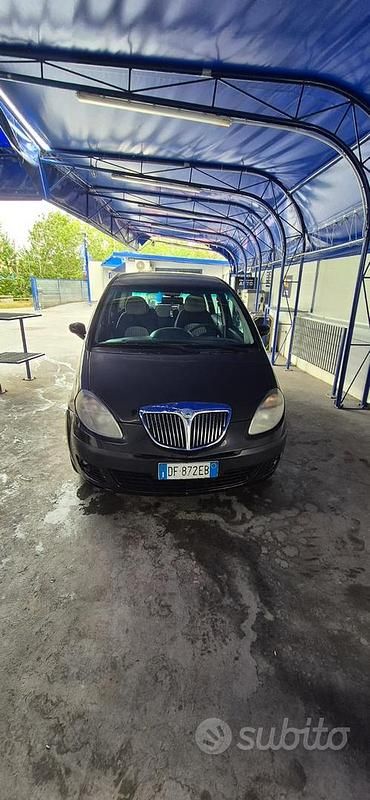 Usata Lancia Musa 90 CV (66 kW) 2005 Marrone Monovolume