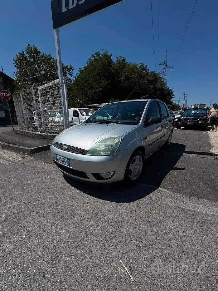 Usata Ford Fiesta Ambiente 75 CV (55 kW) 2004 Grigio Utilitaria
