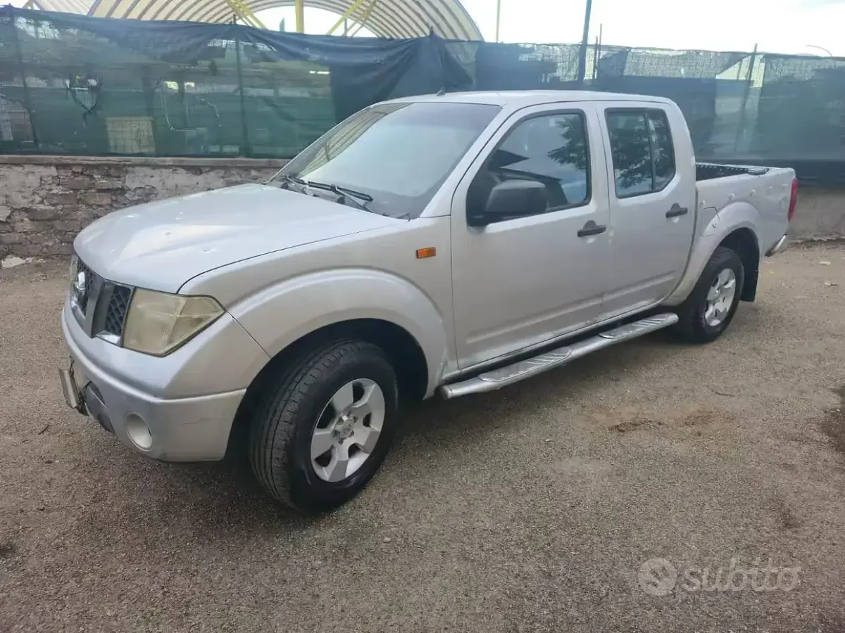 Usata Nissan Navara 174 CV (127 kW) 2005 Grigio Pick-up