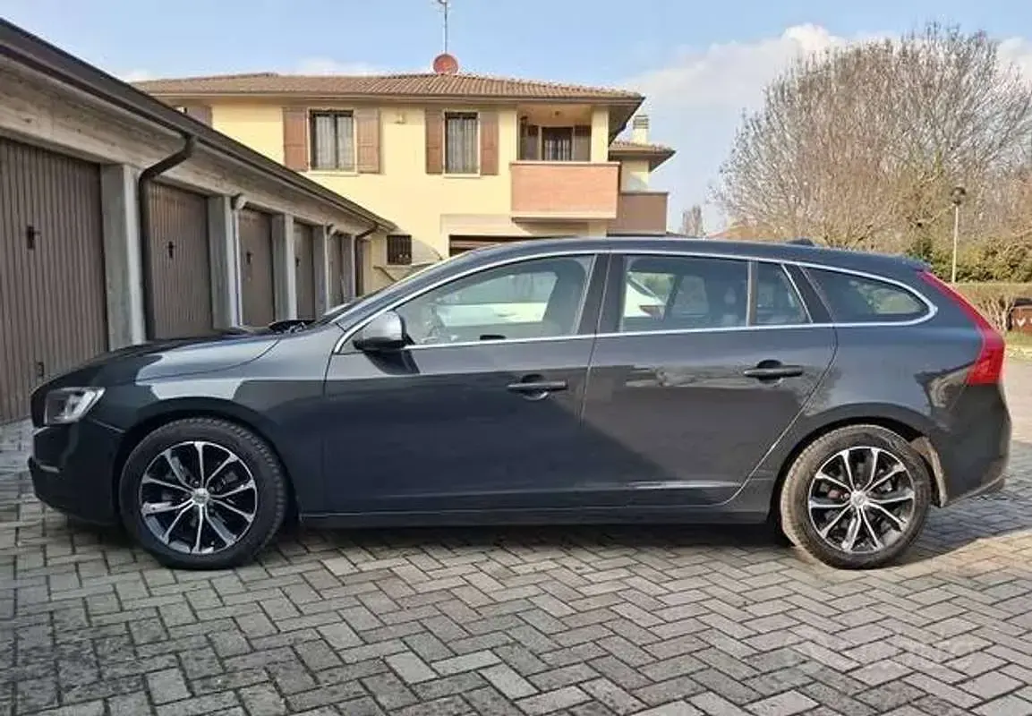 Usata Volvo V60 R-Design 120 CV (88 kW) 2016 Grigio Station wagon