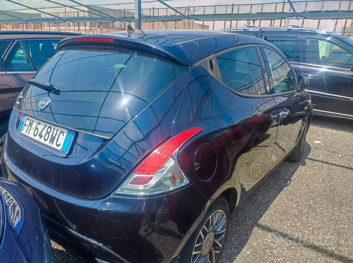Usata Lancia Ypsilon Gold 69 CV (50 kW) 2018 Bluazzurro Utilitaria