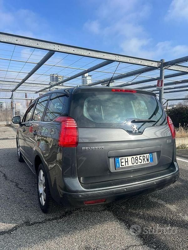 Usado Peugeot 5008 Business-Line 150 HP (110 kW) 2011 Cinzento Monovolume