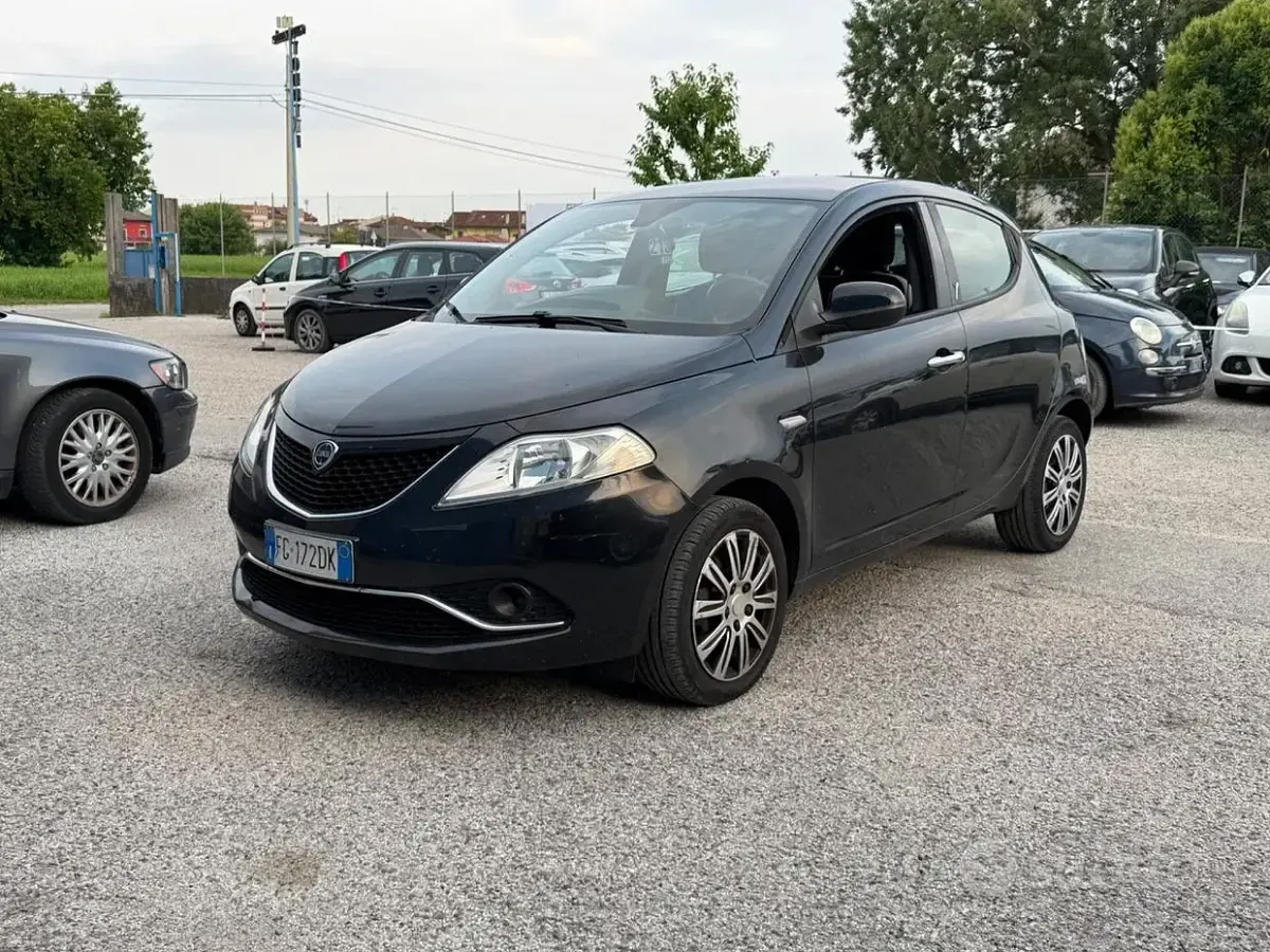 Usata Lancia Ypsilon 69 CV (50 kW) 2016 Nero Utilitaria