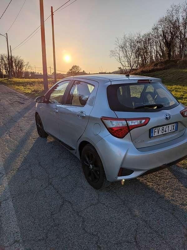 Usata Toyota Yaris Hybrid Active 73 CV (53 kW) 2019 Argento Berlina