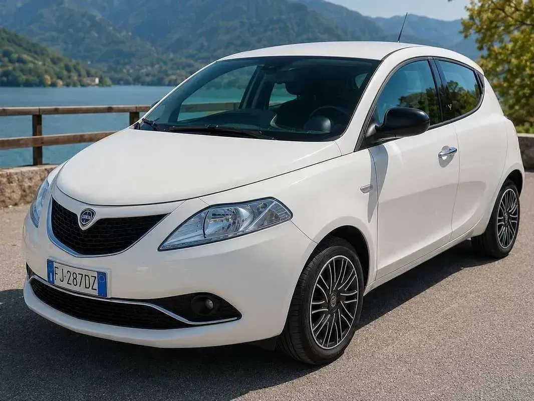 Usata Lancia Ypsilon Gold 95 CV (69 kW) 2017 Bianco Utilitaria