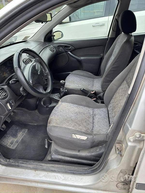 Usata Ford Focus 90 CV (66 kW) 2001 Grigio Station wagon