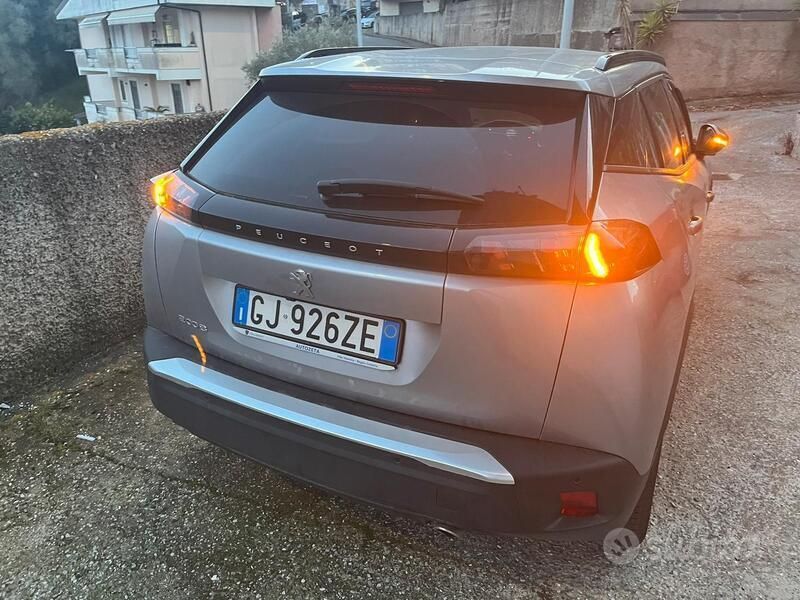 Usata Peugeot 2008 Allure 131 CV (96 kW) 2023 Grigio SUV