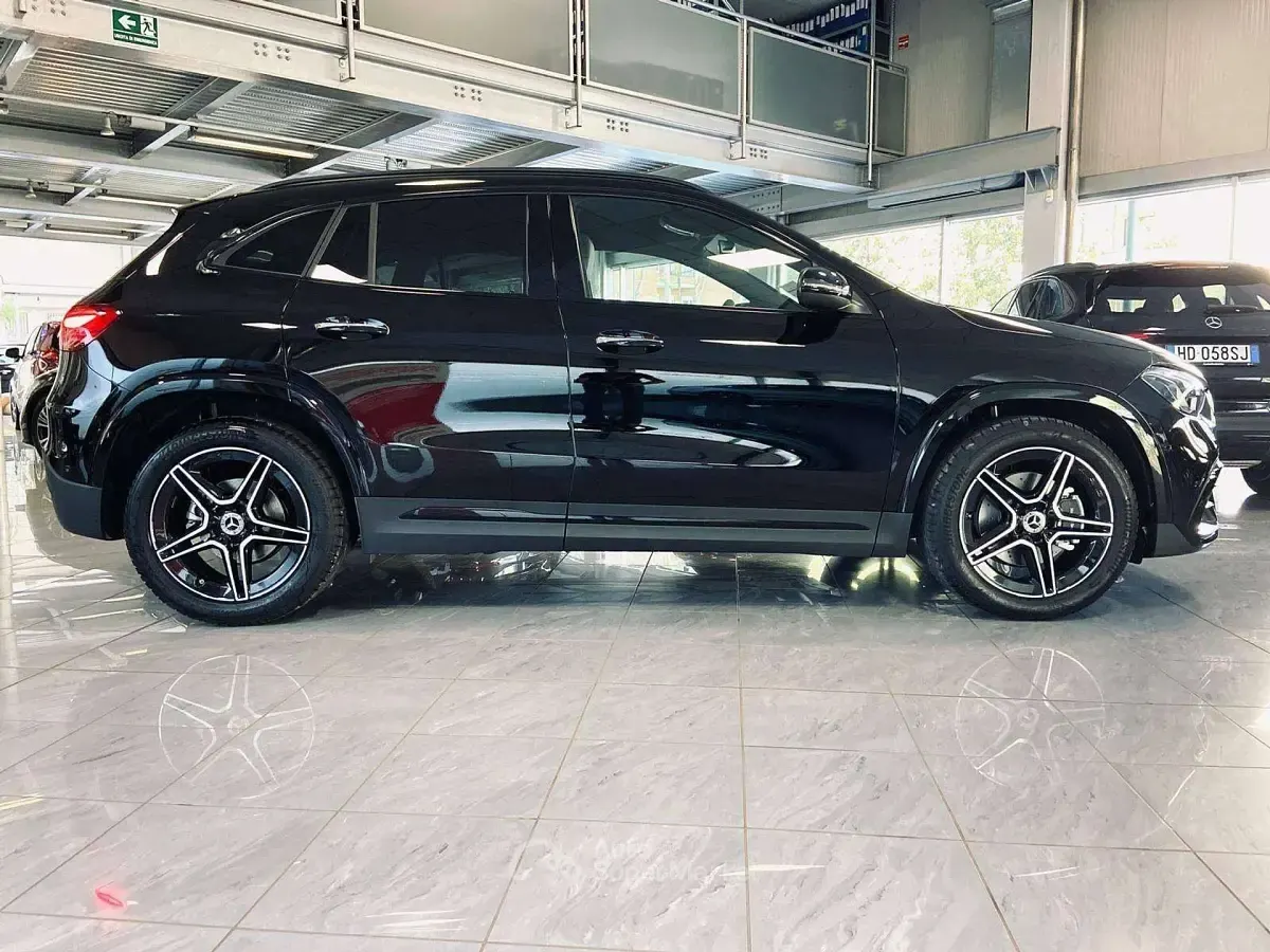 Nuova Mercedes GLA180 AMG line 136 CV (100 kW) 2026 696 nero notte SUV