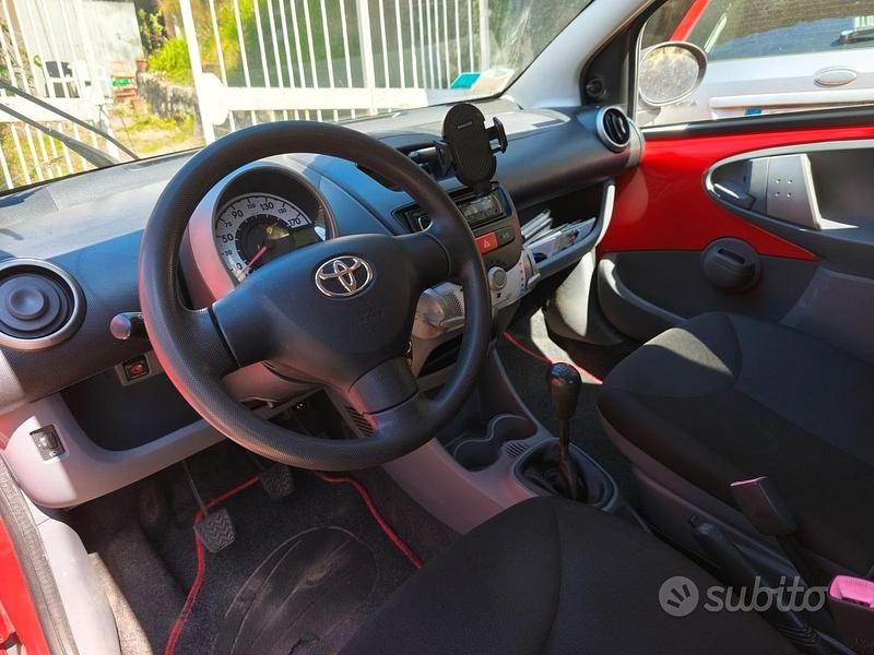 Second-hand Toyota Aygo 68 CP (50 kW) 2010 Roșu Hatchback