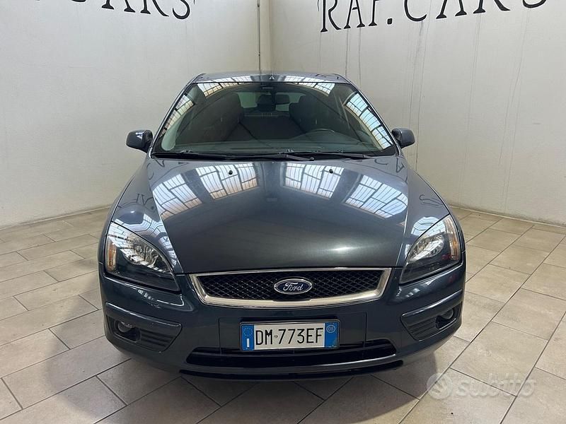 Käytetty Ford Focus 90 HP (66 kW) 2008 Harmaa Sedan