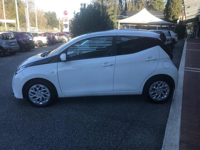 Usata Toyota Aygo Connect Style 72 CV (52 kW) 2020 Bianco Utilitaria