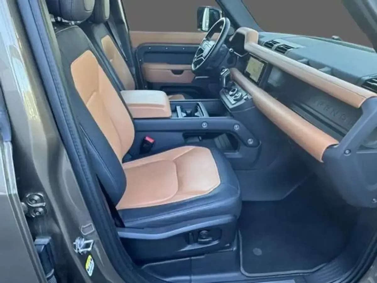 Usata Land Rover Defender SE Dynamic 200 CV (147 kW) 2024 Godwana stone SUV