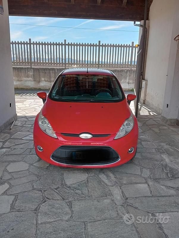 Usata Ford Fiesta 96 CV (70 kW) 2010 Rosso Utilitaria